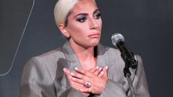 Lady Gaga exibe anel de noivado de R$ 1,5 milhão com seu agente Christian Carino