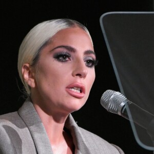 Lady Gaga apostou em um terno oversized para o evento da Elle