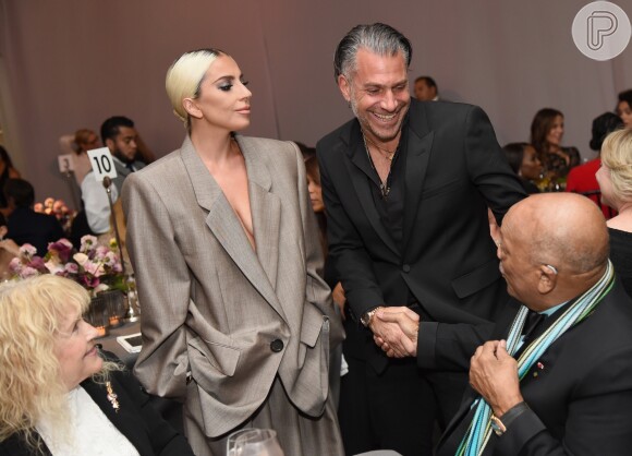 Lady Gaga surgiu ao lado de Christian Carino no evento
