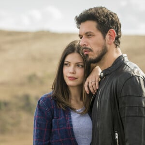 Alain (João Vicente de Castro) e Cris (Vitória Strada) brigam por causa de uma mentira da atriz na novela 'Espelho da Vida'