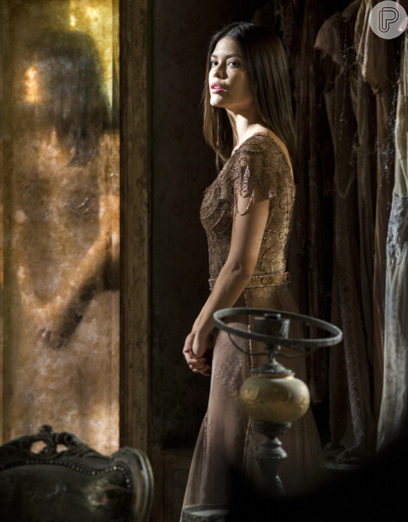 Cris (Vitória Strada) frequenta casa de Júlia para fazer espirituais em 'Espelho da Vida'