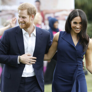 Meghan Markle e príncipe Harry apostaram em looks azul-marinho para a visita à Melbourne