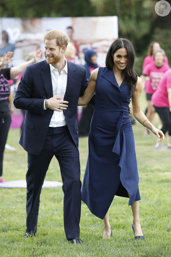 Meghan Markle e príncipe Harry apostaram em looks azul-marinho para a visita à Melbourne
