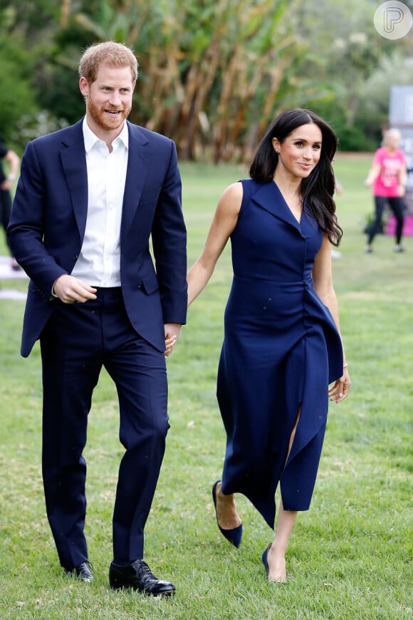 Meghan Markle e príncipe Harry combinaram looks em passagem por Melbourne, na Austrália, nesta quinta-feira, 18 de outubro de 2018