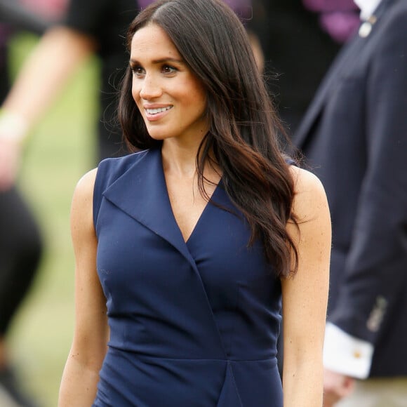 Meghan investiu em vestido midi assimétrico, da estilista Dion Lee, na passagem por Melbourne