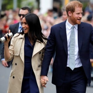 Meghan Markle e príncipe Harry acenaram para o público na passagem por Melbourne