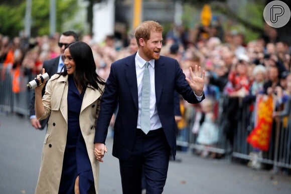 Meghan Markle e príncipe Harry acenaram para o público na passagem por Melbourne