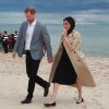 Meghan Markle usa sapatilha durante visita à praia em Melbourne, na Austrália, ao lado do príncipe Harry, em 18 de outubro de 2018