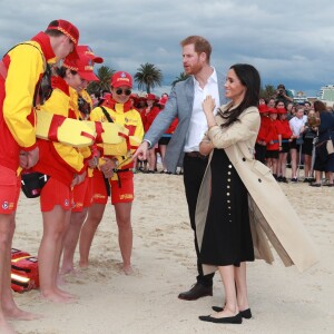 Meghan Markle e príncipe Harry conheceram salva-vidas da Beach Patrol, rede de voluntários que cuida das praias locais