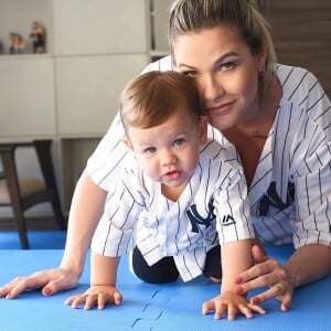 Andressa Suita se divertiu ao ver o filho, Gabriel, usando o boné do marido