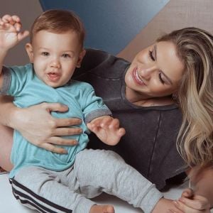 Andressa Suita filma o filho Gabriel com boné de Gusttavo Lima em postagem compartilhada nesta quinta-feira, dia 18 de outubro de 2018