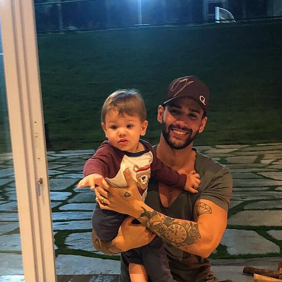 'Que lindo, filho. Canta! Vai ser cantor igual ao papai?', questionou Andressa Suita para o filho mais velho