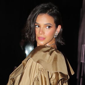 Bruna Marquezine apostou no cabelo com efeito molhado e conferiu um visual mais descolado e moderno à sua produção