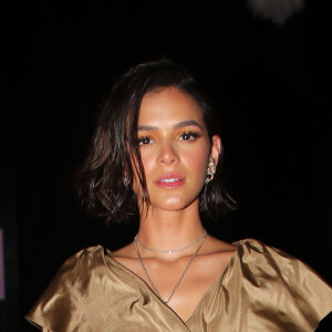 Recém-chegada de Fernando de Noronha, Bruna Marquezine mostrou bronzeado ao usar mini-vestido e