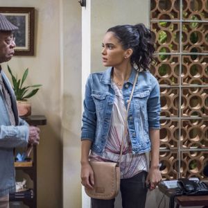 Na novela 'O Tempo Não Para', Eliseu (Milton Gonçalves) contará para Paulina (Carol Macedo) que ela é filha de Barão (Ruy Ricardo)