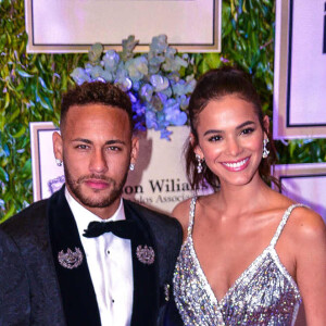 Bruna Marquezine e Neymar usaram looks Dolce & Gabbana na 2ª edição do jantar beneficente do Instituto Neymar Jr., em julho de 2018