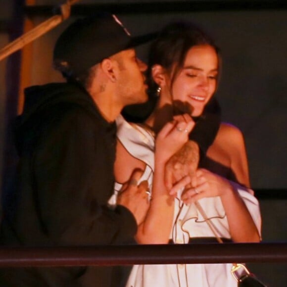 Bruna Marquezine e Neymar curtem show de Thiaguinho, no Rio de Janeiro, em 20 de maio de 2018