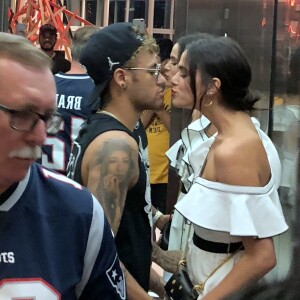 Bruna Marquezine e Neymar foram fotografados durante passeio após almoço juntos no Village Mall, em maio de 2018