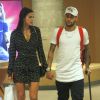 Durante recuperação de Neymar por cirurgia no pé, o jogador e Marquezine foram fotografados durante dias de compras em abril de 2018