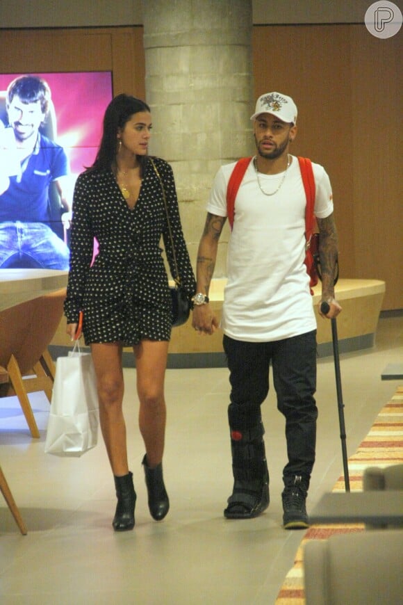 Durante recuperação de Neymar por cirurgia no pé, o jogador e Marquezine foram fotografados durante dias de compras em abril de 2018