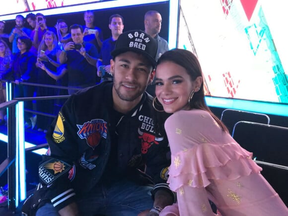 Bruna Marquezine e Neymar assistiram juntos a final do 'The Voice Kids', na TV Globo, em abril de 2018