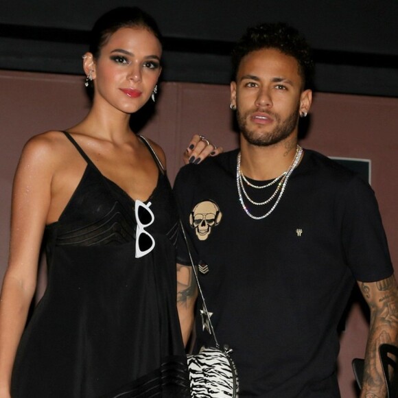 Ainde muleta, durante sua recuperação de cirurgia no pé, Neymar foi ao aniversário de sua irmã, Rafaella Santos, acompanhado de Bruna Marquezine, em março de 2018