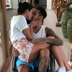 Em cadeira de rodas, Neymar publicou foto com Bruna Marquezine, no colo, em março de 2018