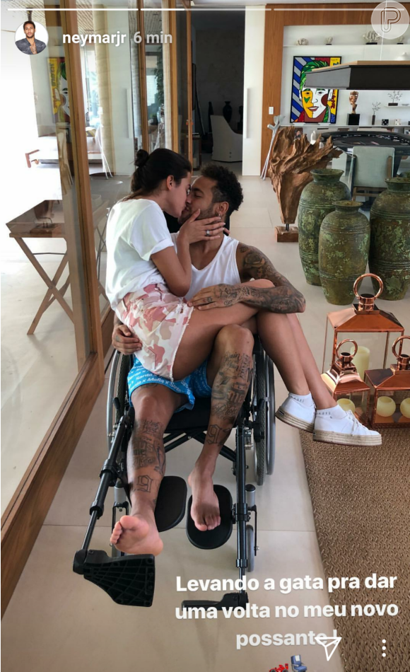 Em cadeira de rodas, Neymar publicou foto com Bruna Marquezine, no colo, em março de 2018