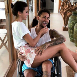 Bruna Marquezine mima Neymar, de cadeira de rodas, na mansão do jogador em Mangaratiba, Costa Verde do Rio de Janeiro