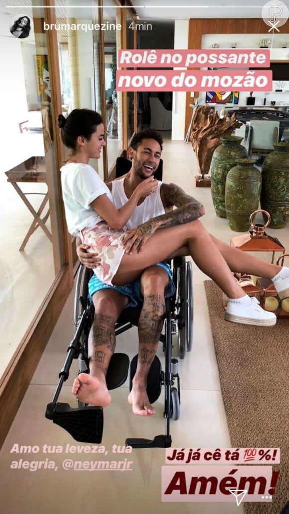 Bruna Marquezine mima Neymar, de cadeira de rodas, na mansão do jogador em Mangaratiba, Costa Verde do Rio de Janeiro