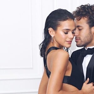 Bruna Marquezine posa com Neymar no aniversário do jogador, realizado em Paris, na França, em fevereiro de 2018