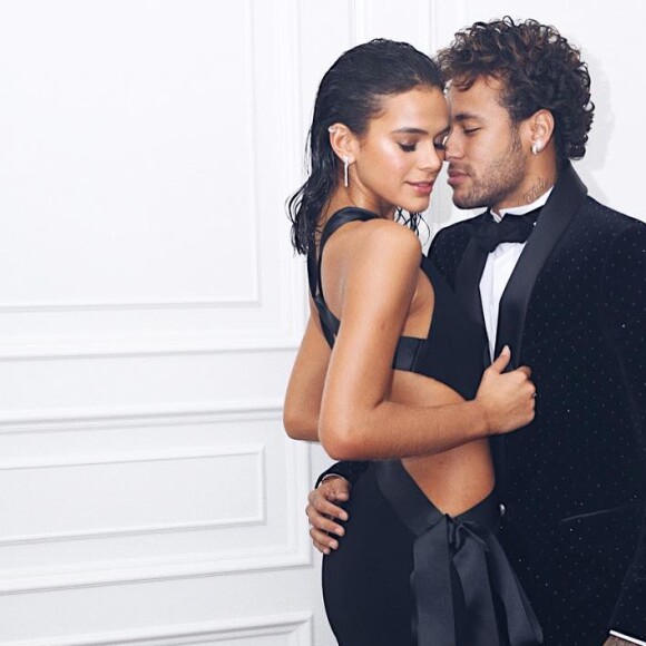 Bruna Marquezine posa com Neymar no aniversário do jogador, realizado em Paris, na França, em fevereiro de 2018