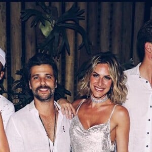 Bruna Marquezine e Neymar curtiram revèillon 2018 com Bruno Gagliasso, Giovanna Ewbank, Izabel Goulart e o noivo da modelo, Kevin Trapp