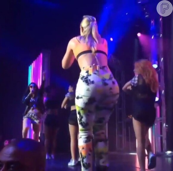 Iggy Azalea caiu do palco em show pré-VMA