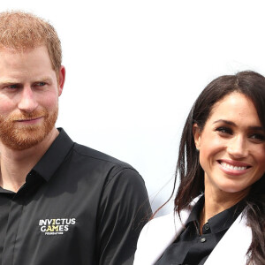 Meghan Markle voltou a usar preto para evento esportivo em Sydney, dessa vez em uma produção mais casual