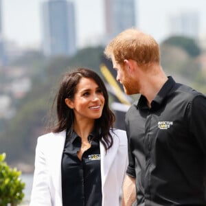 Meghan Markle deu um toque sofisticado à produção mais casual com um blazer branco