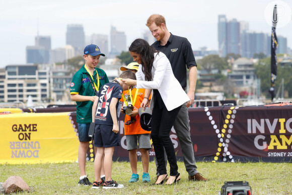 Meghan Markle entrega medalha para menino australiano em evento esportivo