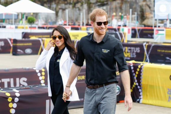 Meghan Markle e Príncipe Harry chegaram usando óculos de sol ao evento em Sydney