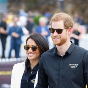 Com modelagem retrô, os óculos escolhidos por Meghan Markle são da marca Illesteva