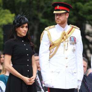 Meghan Markle escolheu um look all black para visitar o memorial ANZAC, em Sydney, na companhia do marido, Príncipe Harry