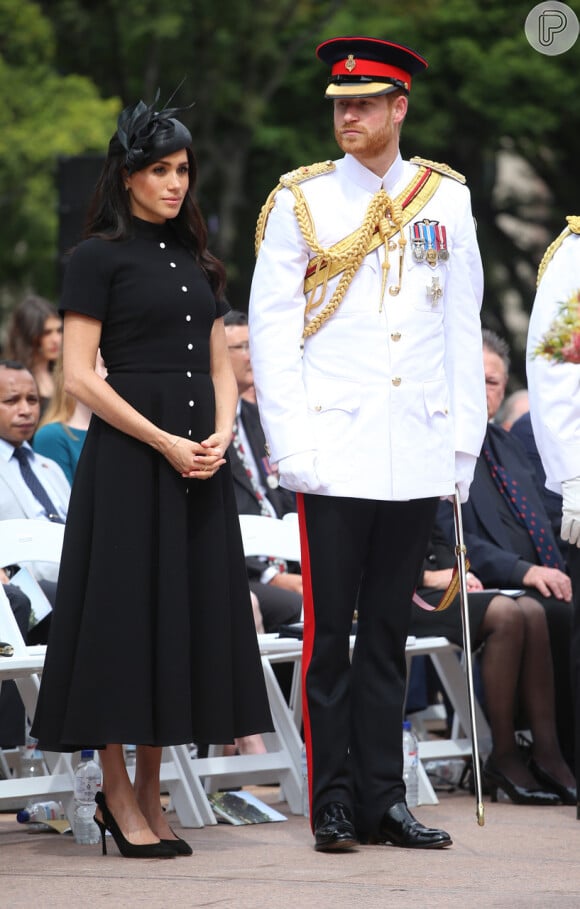 Meghan Markle escolheu um look all black para visitar o memorial ANZAC, em Sydney, na companhia do marido, Príncipe Harry