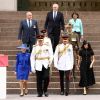 Meghan Markle e Príncipe Harry descem escadaria acompanhados de autoridades australianas