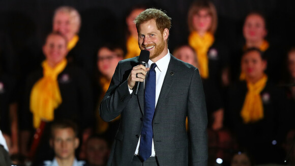 Príncipe Harry faz menção ao filho com Meghan Markle em cerimônia: 'Orgulhoso'