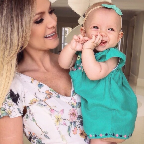 Eliana convidou os seguidores a assistirem seu programa dominical na foto com a filha, Manuela