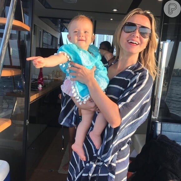 Eliana é clicada pelo noivo com a filha, Manuela, em barco neste domingo, dia 21 de outubro de 2018