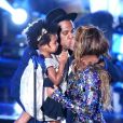 Beyoncé beija Jay-Z no palco após sua performance que durou 15 minutos, no Video Music Awards 2014, em 24 de agosto de 2014