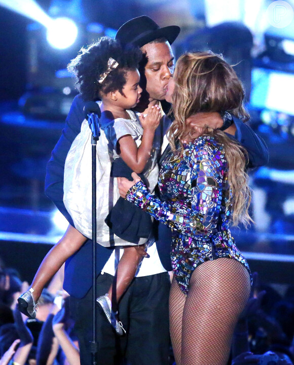Beyoncé beija Jay-Z no palco após sua performance que durou 15 minutos, no Video Music Awards 2014, em 24 de agosto de 2014