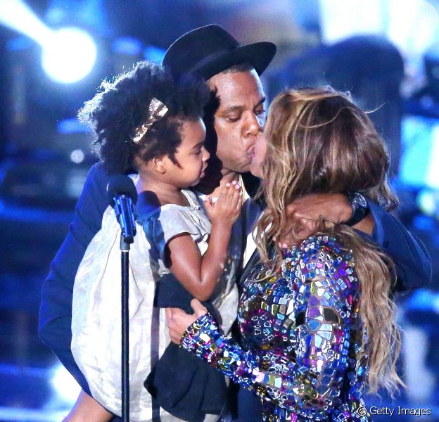 Beyoncé beija Jay-Z no palco após sua performance que durou 15 minutos, no Video Music Awards 2014, em 24 de agosto de 2014