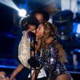 Beyoncé recebe a filha, Blue Ivy, no palco do VMA 2014