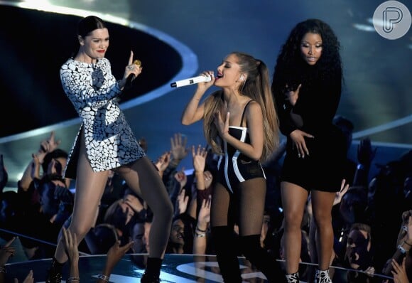 Jessie J, Ariana Grande e Nicki Minaj cantam 'Bang Bang' no início do VMA 2014